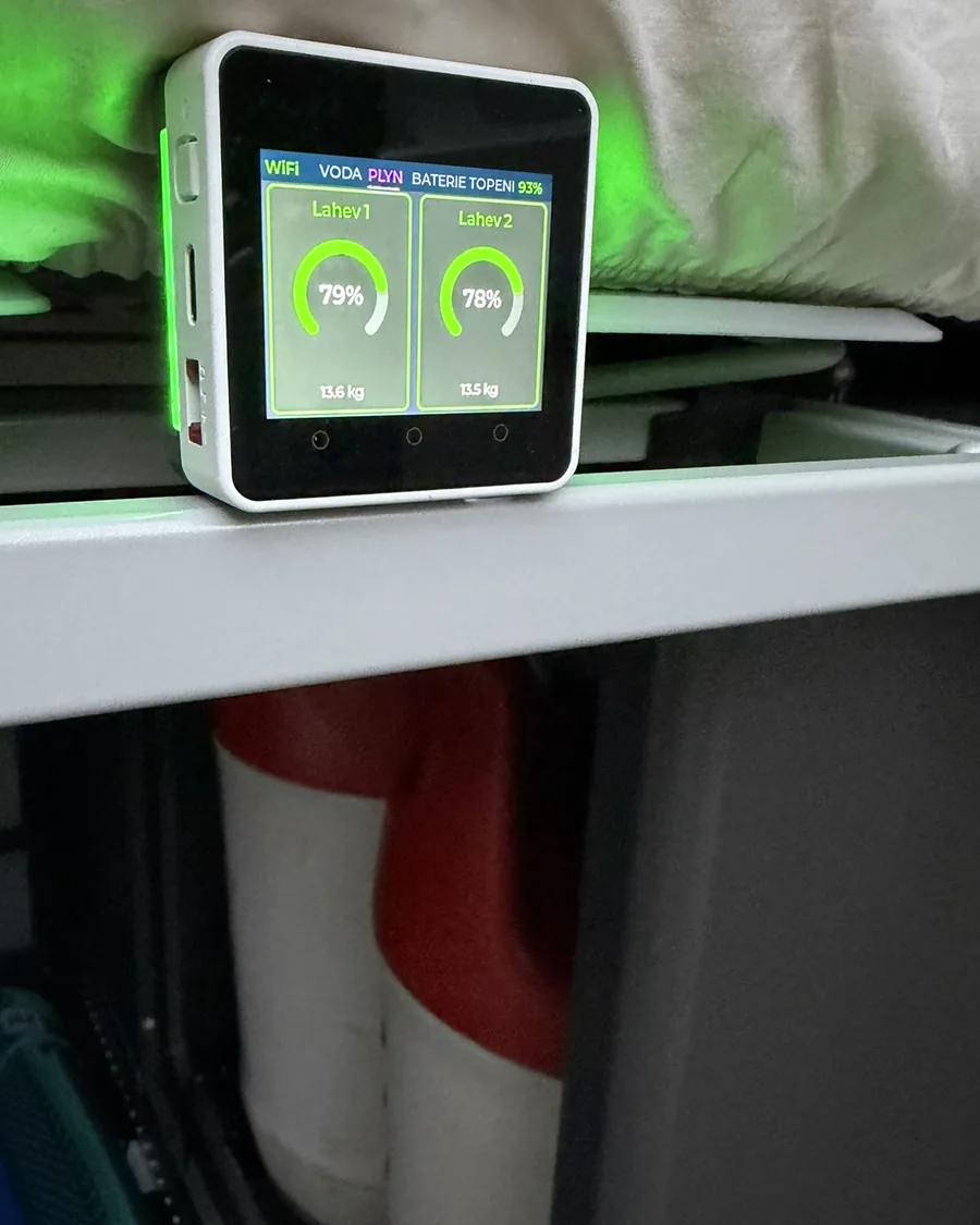 Mini dashboard na polici nad plynovými lahvemi